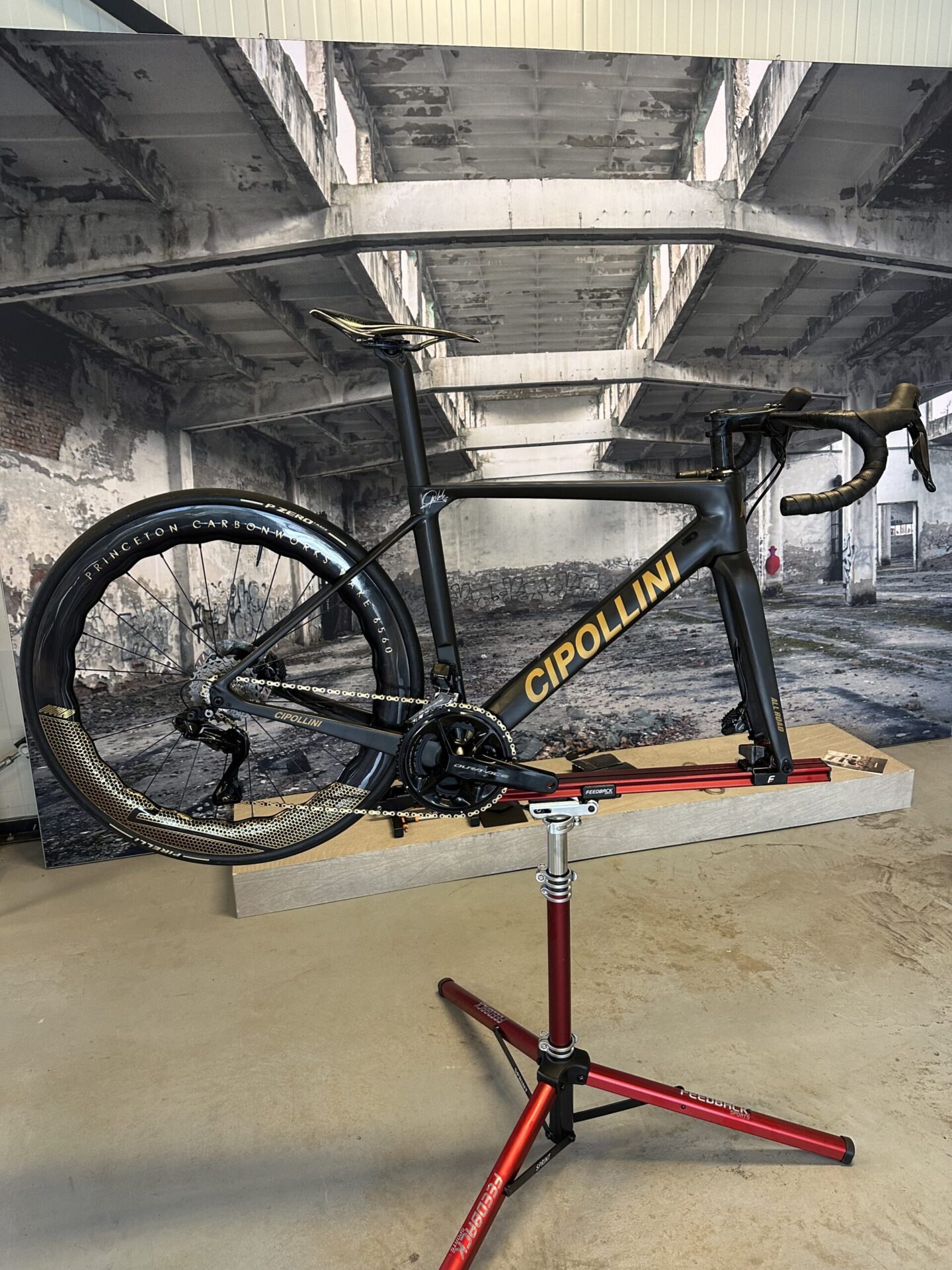 Cipollini racefiets op de montagestandaard in de werkplaats van Bergasports