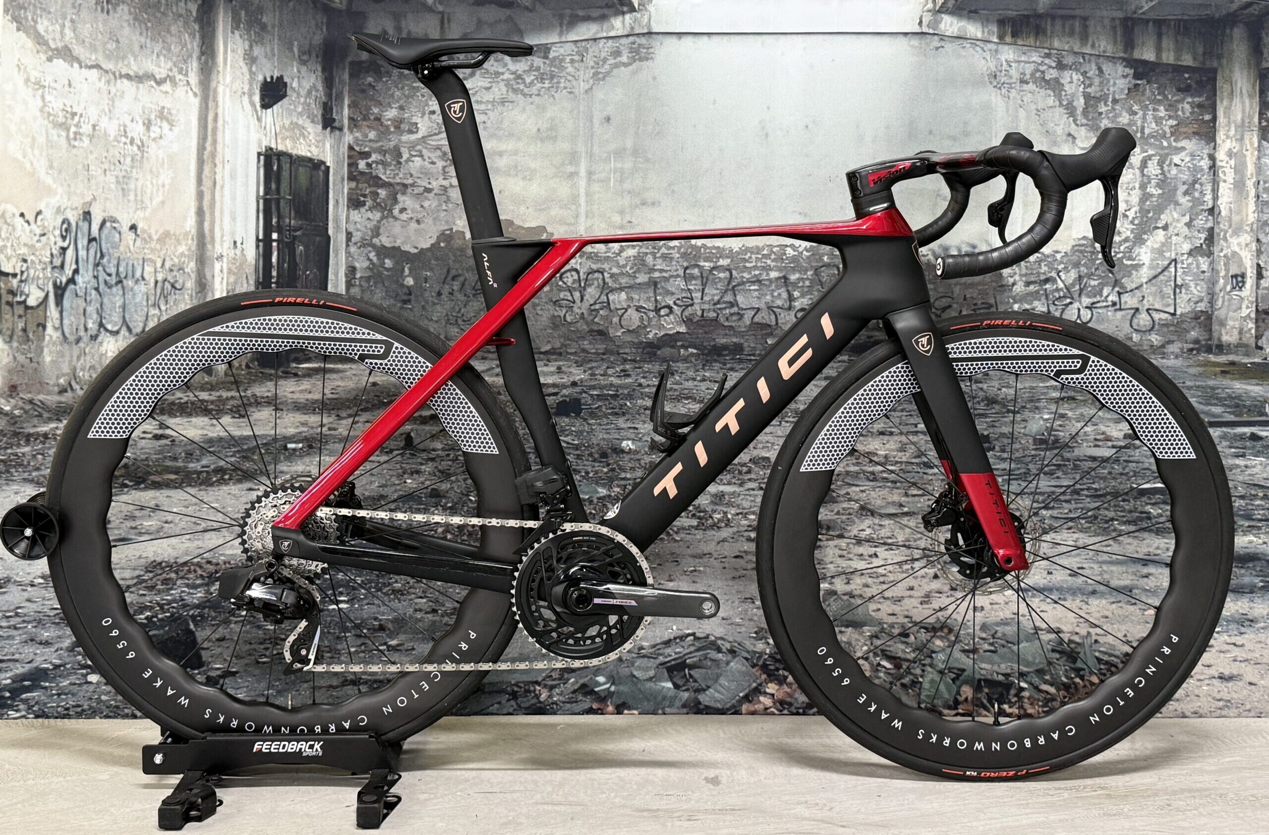 Titici alfa racefiets bij bergasports in Dedemsvaart